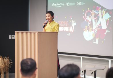 Vonny Susamto, Senior Director of Tokopedia dan TikTok Shop Indonesia, menyampaikan sambutan dalam acara peluncuran Program Persiapan Ekspor #LokalMendunia di Jakarta (11/5).