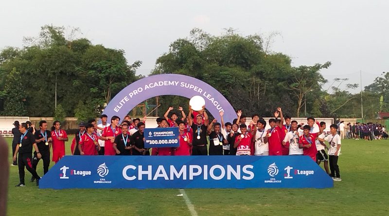Persija merayakan gelar juara EPA Super League U20